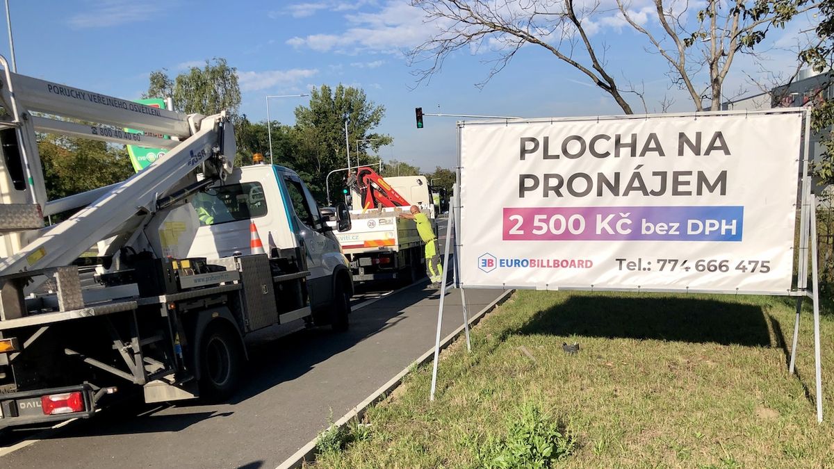Praha se přes víkend zbavila dvou desítek nelegálních billboardů, které zaplavily město